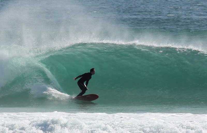 Un surfeur dans un tube en Bretagne, capturant la magie de la vague